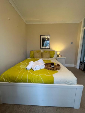 Modern apartment - 15 Mins to London Bridge & Victoria Sleeps 4, Croydon